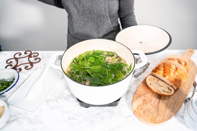 Miska polievky s bylinkami